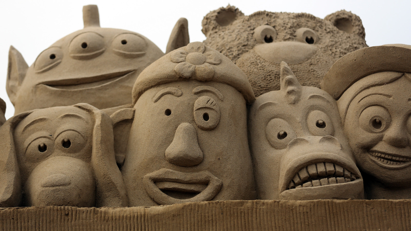 Illustration for article titled 11 Splendid Sand Sculptures Made For the Movie Geek